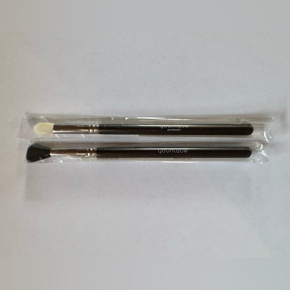 Younique Makeup Brushes - Black and White